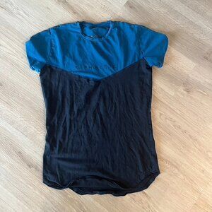 ** Alphalete Men's Tshirt Black blue colorblock Large